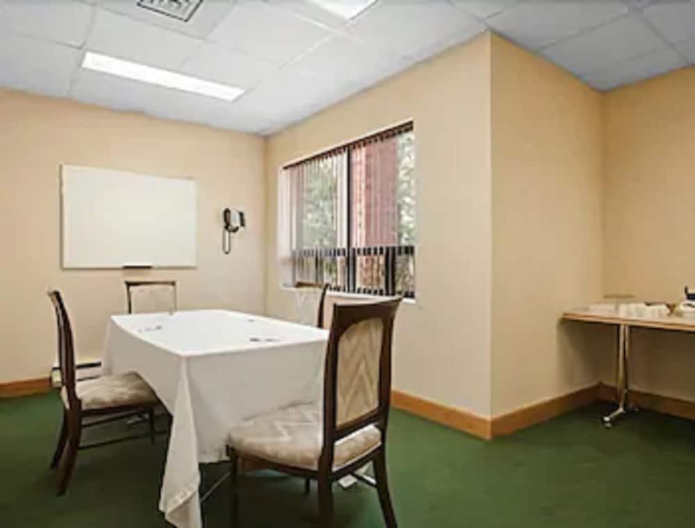 Travelodge By Wyndham Chatham Kültér fotó
