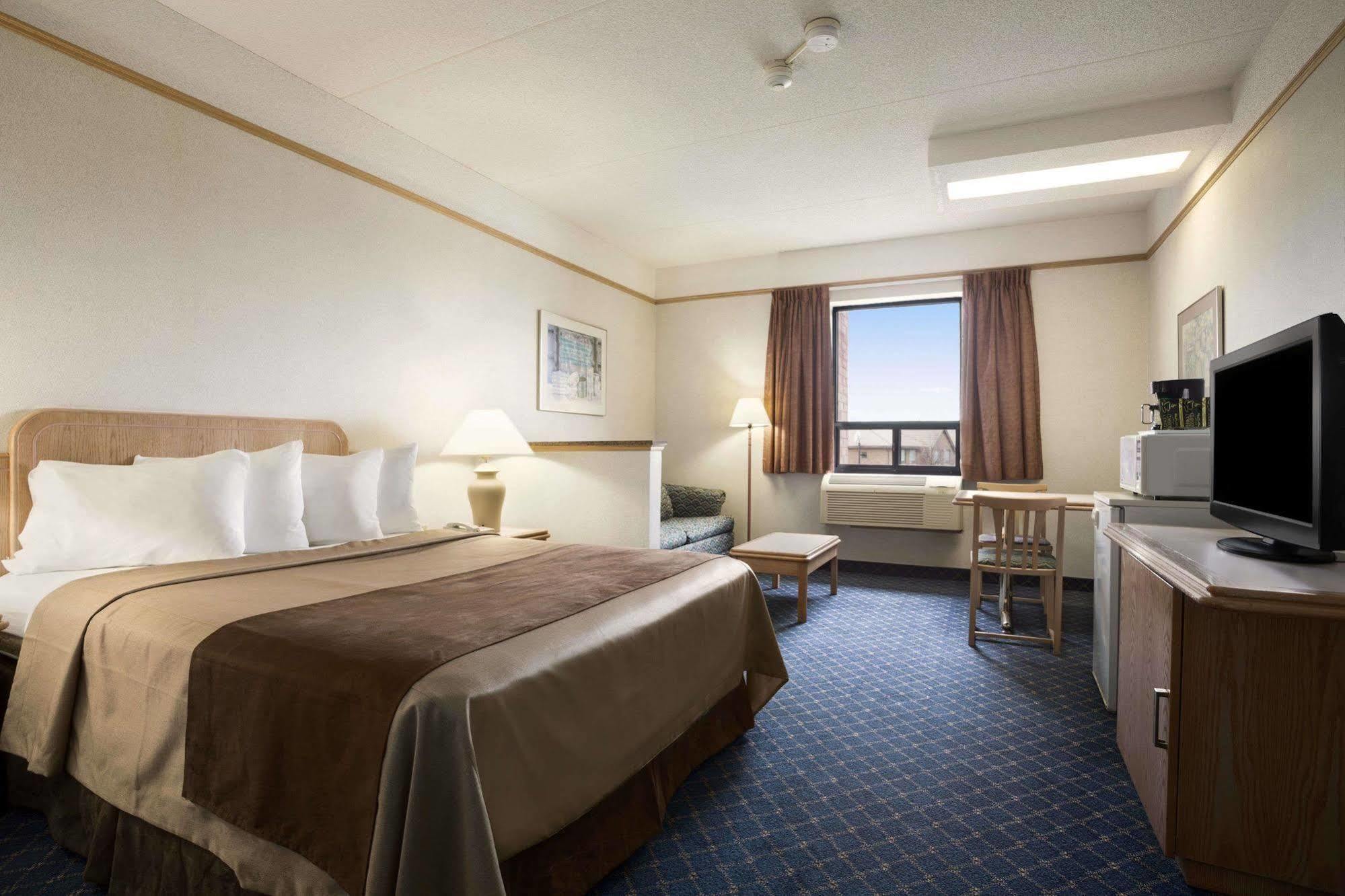 Travelodge By Wyndham Chatham Kültér fotó
